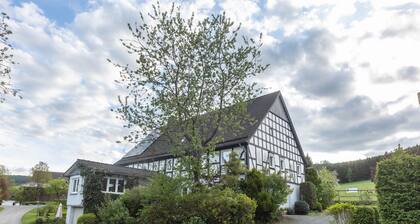 Ferienwohnung "Bachlauf Eslohe" mit Bergblick, privater Terrasse und WLAN