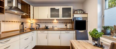 Kühlschrank, Ofen, Herdplatte, Geschirrspüler