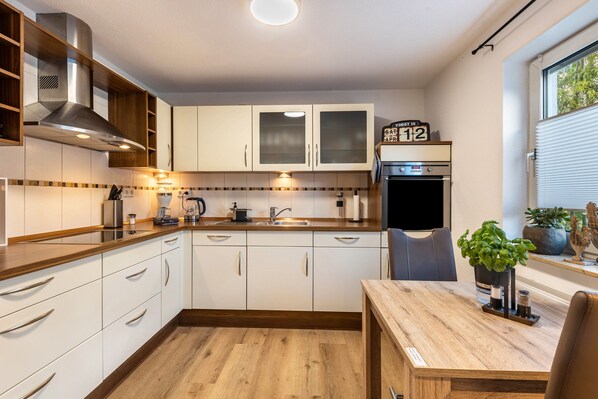 Fridge, oven, stovetop, dishwasher