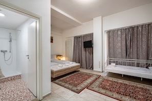 3 slaapkamers, een strijkplank/strijkijzer, gratis wifi, beddengoed