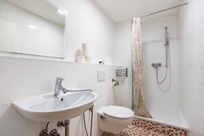 Een douche, een haardroger, handdoeken