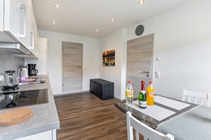 Fridge, microwave, oven, stovetop - Holiday Home 'Heidi' with Wi-Fi and Air Conditioning (Bad Düben)