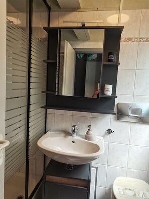 Shower, hair dryer, towels - Holiday Home 'Waldperle' with Mountain View, Private Terrace and Wi-Fi (Ronshausen)