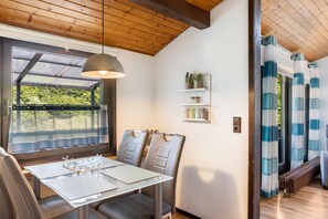 Dining - Holiday Home 'Sweet Home' with Mountain View, Private Terrace and Wi-Fi (Ronshausen)