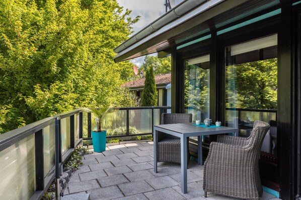 Outdoor dining - Holiday Home 'Sweet Home' with Mountain View, Private Terrace and Wi-Fi (Ronshausen)