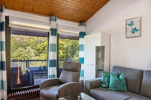 TV, DVD player, ping pong, stereo - Holiday Home 'Sweet Home' with Mountain View, Private Terrace and Wi-Fi (Ronshausen)