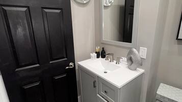 Sèche-cheveux, serviettes fournies, savon, shampoing