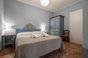 2 bedrooms, iron/ironing board, bed sheets