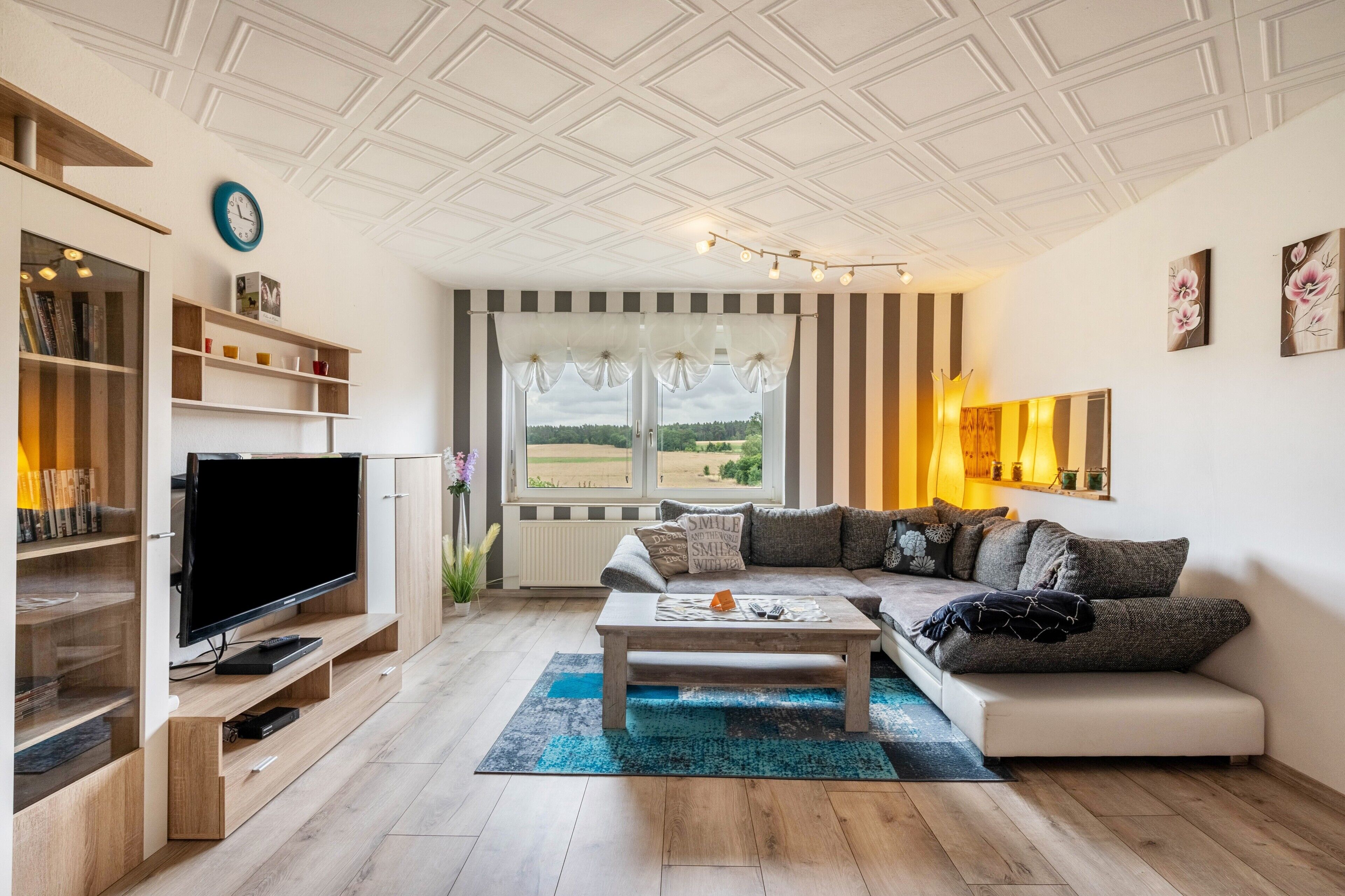 Televisión, reproductor de DVD, estéreo