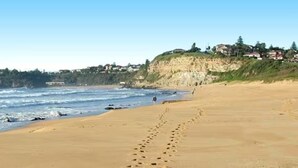Beach - Spacious 3 bedroom beach apartment. (Mona Vale)