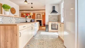 Kylskåp, mikrovågsugn, ugn och spishäll