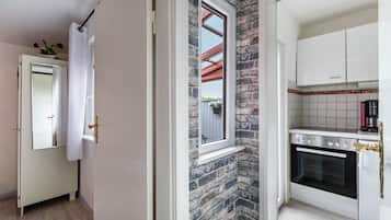 Kjøleskap, kaffetrakter/tekoker og kjøkkenutstyr