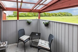 Terrace/patio - Cabin 'Bei Karin' with Private Terrace, Shared Garden and Wi-Fi (Emmelsbüll-Horsbüll)