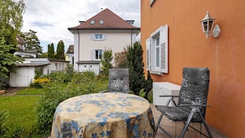 屋外ダイニングエリア