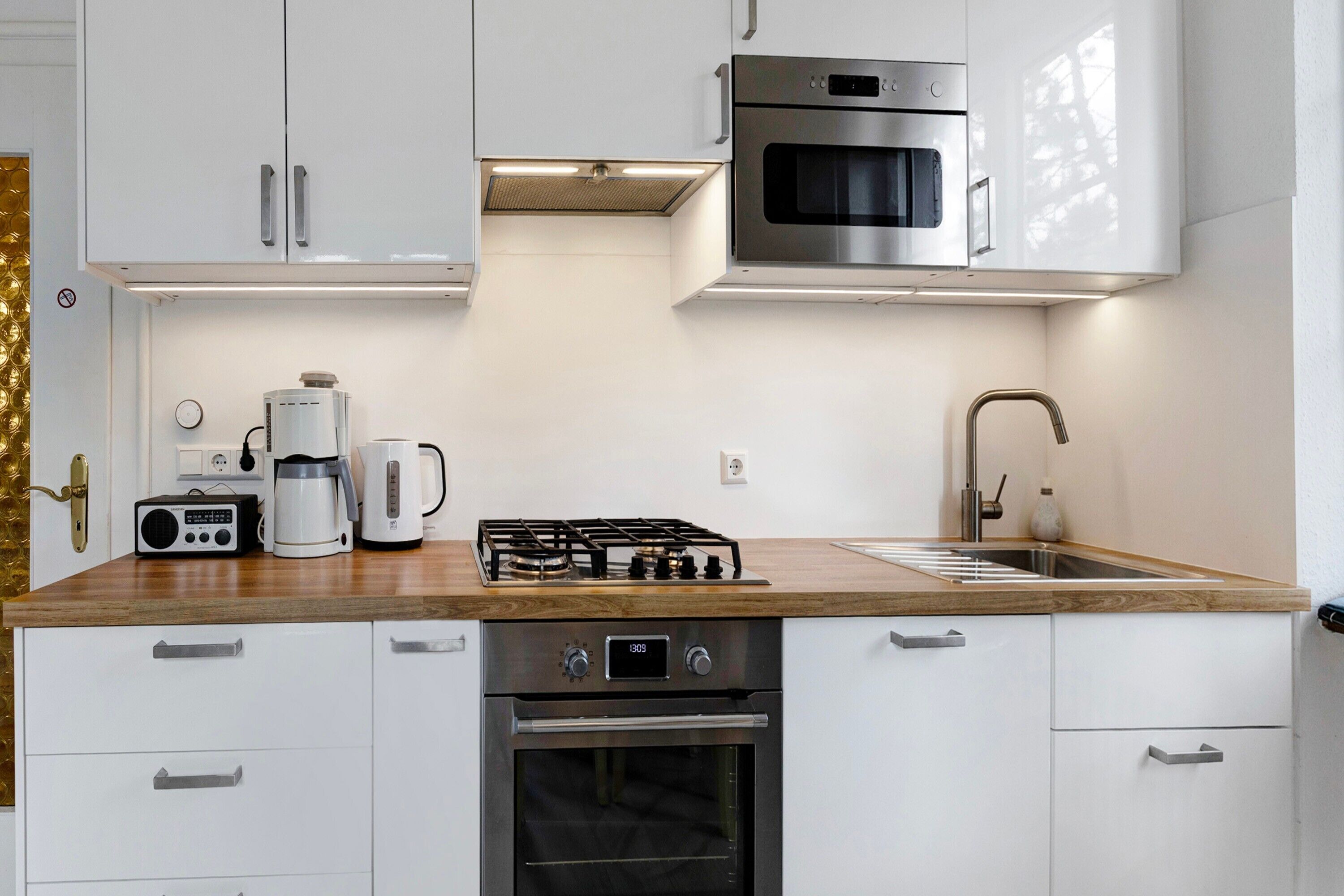 Køleskab, mikrobølgeovn, ovn, kogeplade