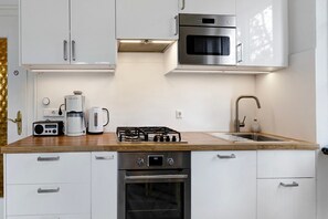 ثلاجة، ميكروويف، فرن، موقد طهي مسطح