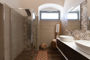 Douche, sèche-cheveux, serviettes fournies