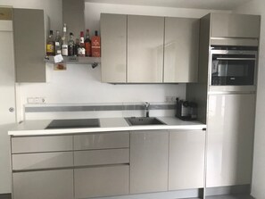 Frigorifero, microonde, forno, piano cottura