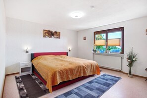 2 slaapkamers, een strijkplank/strijkijzer, gratis wifi, beddengoed