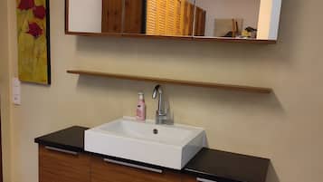 Douche, sèche-cheveux, serviettes fournies