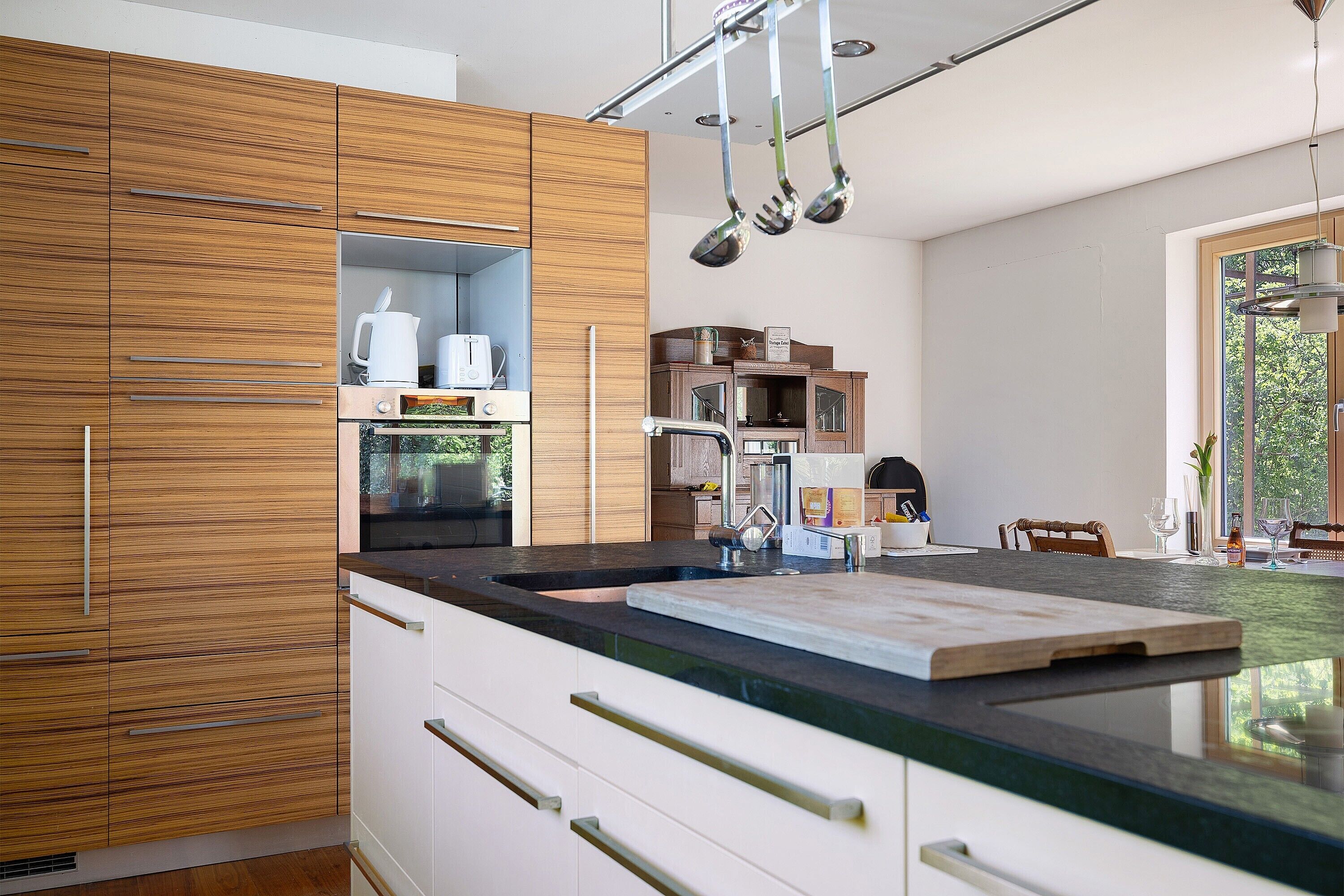 Réfrigérateur, un four, surface de cuisson, lave-vaisselle