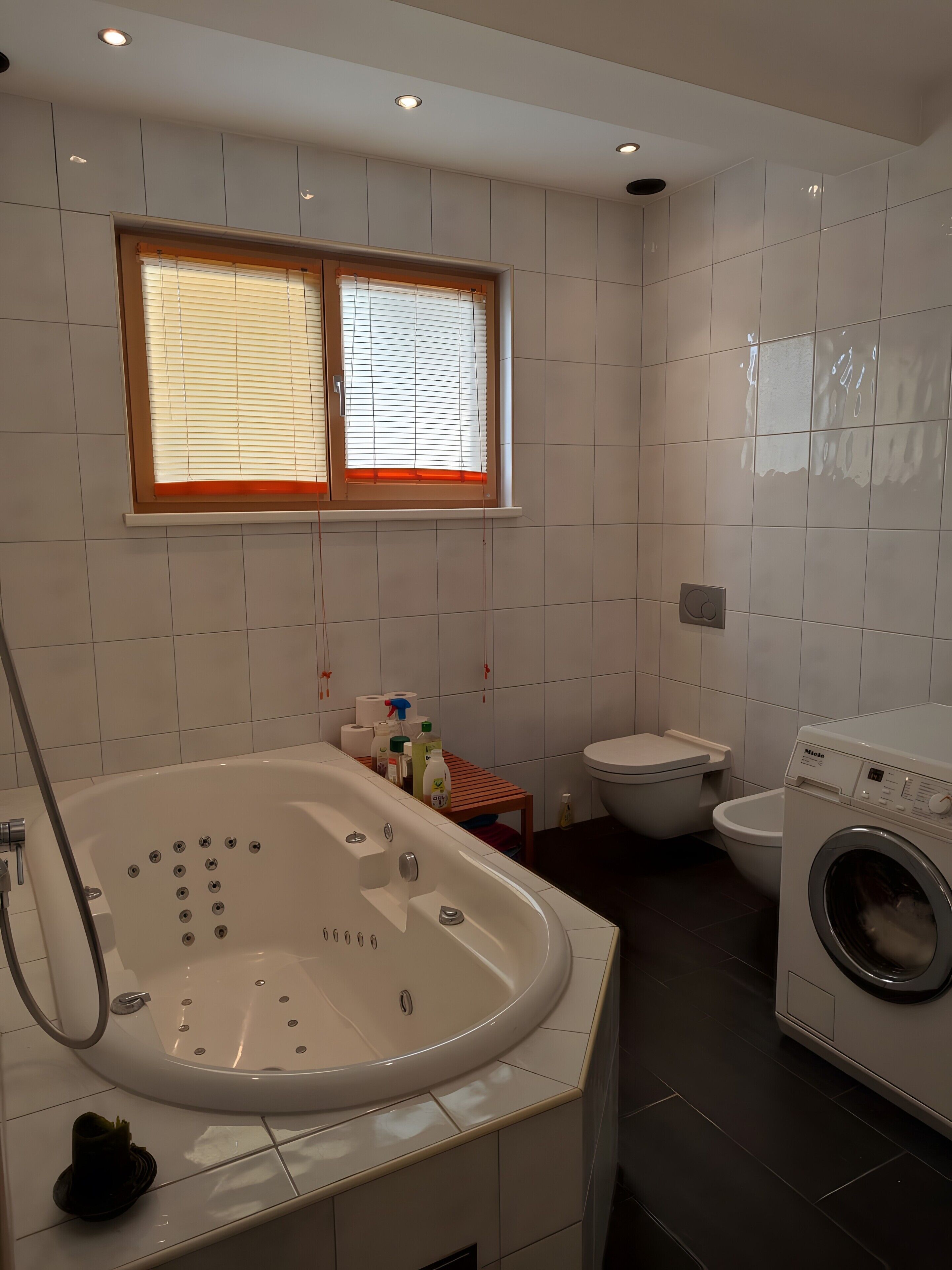 Douche, sèche-cheveux, serviettes fournies