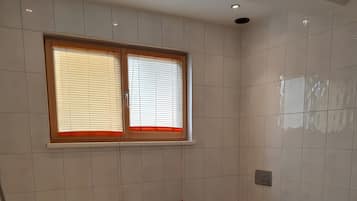 Douche, sèche-cheveux, serviettes fournies