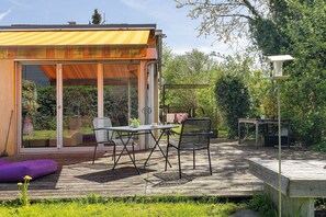 Outdoor dining - Loft with Fireplace, Whirlpool, Private Terrace, Garden, and Wi-Fi (Lustenau)