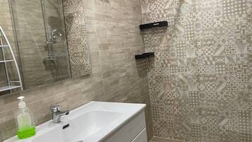 Douche, serviettes fournies