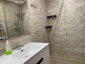 Shower, towels - Apartment 'Muscletes' with Mountain View, Wi-Fi and Air Conditioning (L'Escala)