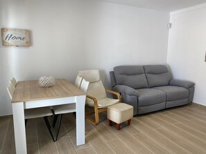 TV - Apartment 'Muscletes' with Mountain View, Wi-Fi and Air Conditioning (L'Escala)