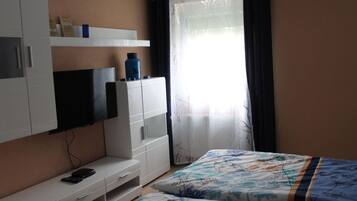 2 bedrooms, iron/ironing board, free WiFi, bed sheets