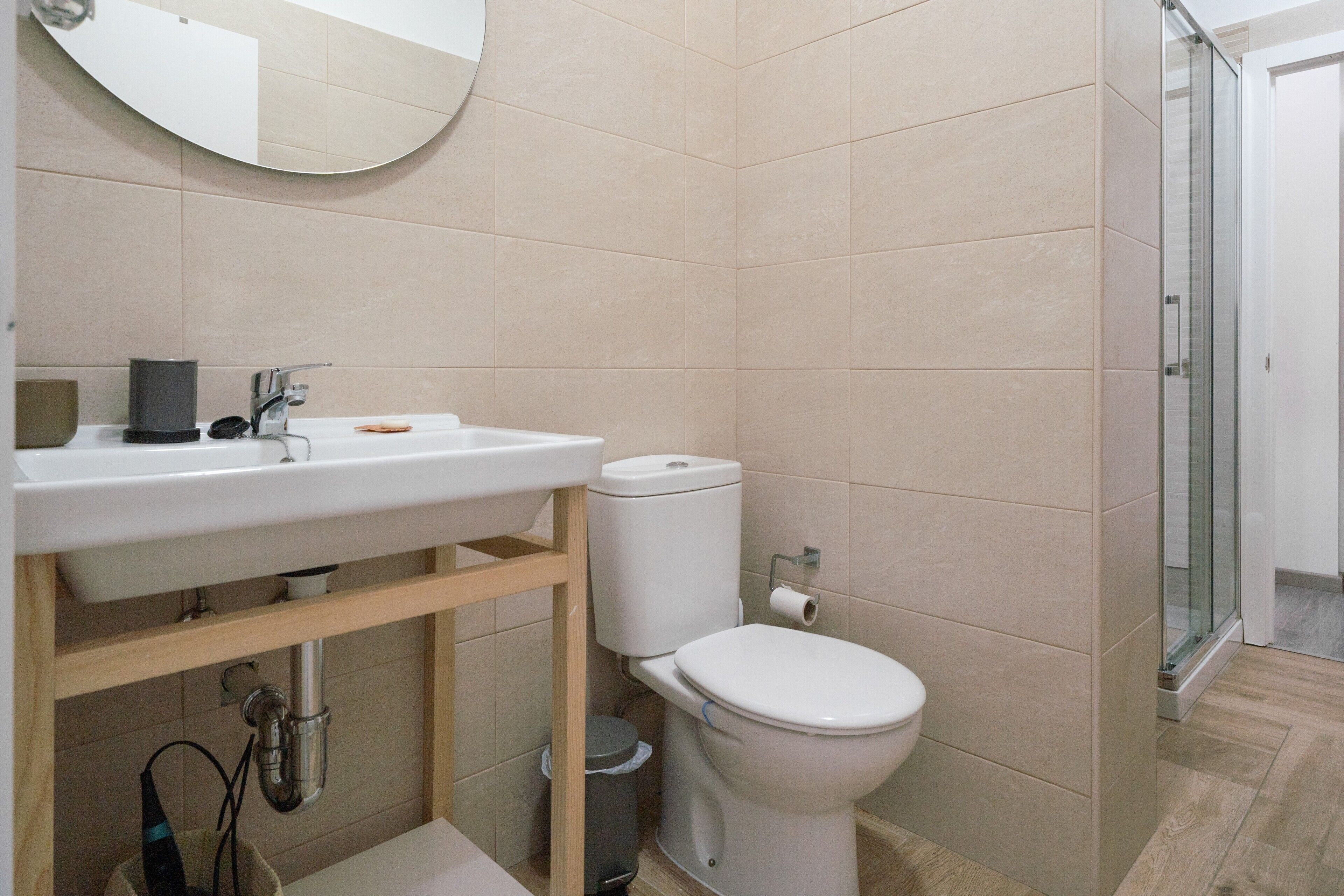 Een badkamer met een wastafel, toilet en douche.