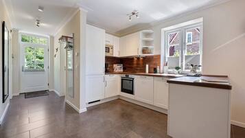 Een koelkast, een magnetron, een oven, een kookplaat