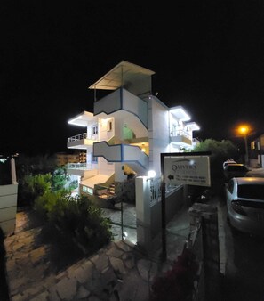 Exterior - Charming hotel with 11 bedrooms and WiFi, AC in fantastic Ksamil (Ksamil)