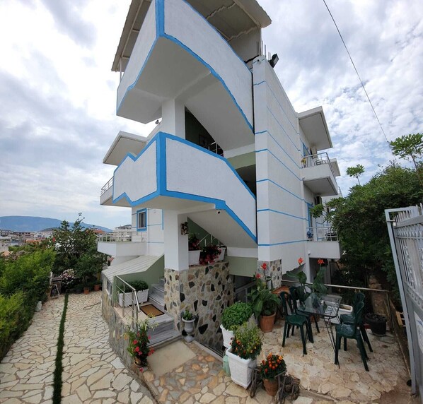 Outdoor dining - Charming hotel with 11 bedrooms and WiFi, AC in fantastic Ksamil (Ksamil)