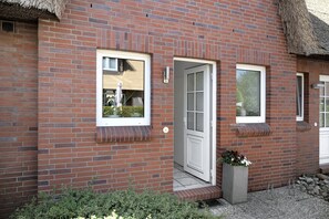 Exterior detail - Holiday Home 'Düün Drööm' with Private Terrace, Private Garden and Wi-Fi (St. Peter-Ording Dorf)