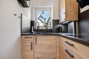 Fridge, oven, stovetop, dishwasher - Holiday Home 'Düün Drööm' with Private Terrace, Private Garden and Wi-Fi (St. Peter-Ording Dorf)