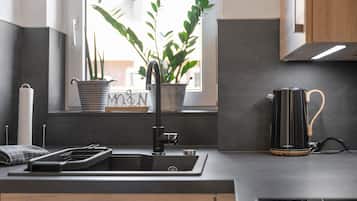 Fridge, oven, stovetop, dishwasher