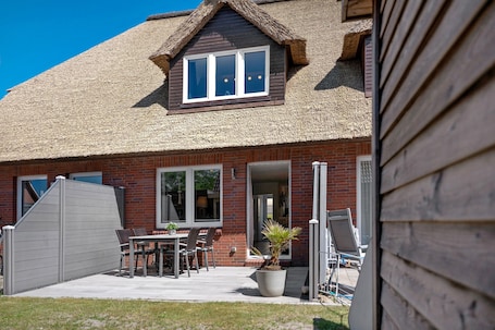 Outdoor dining. Holiday Home 'Düün Drööm' with Private Terrace, Private Garden and Wi-Fi