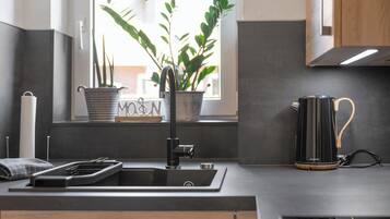 Een koelkast, een oven, een kookplaat, een vaatwasser