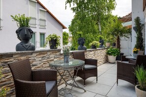 Outdoor dining - Studio 'Moonraker' with Shared Terrace and Wi-Fi (Breisach am Rhein)
