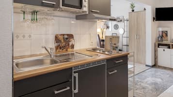 Kühlschrank, Mikrowelle, Herdplatte, Wasserkocher mit Kaffee-/Teezubehör