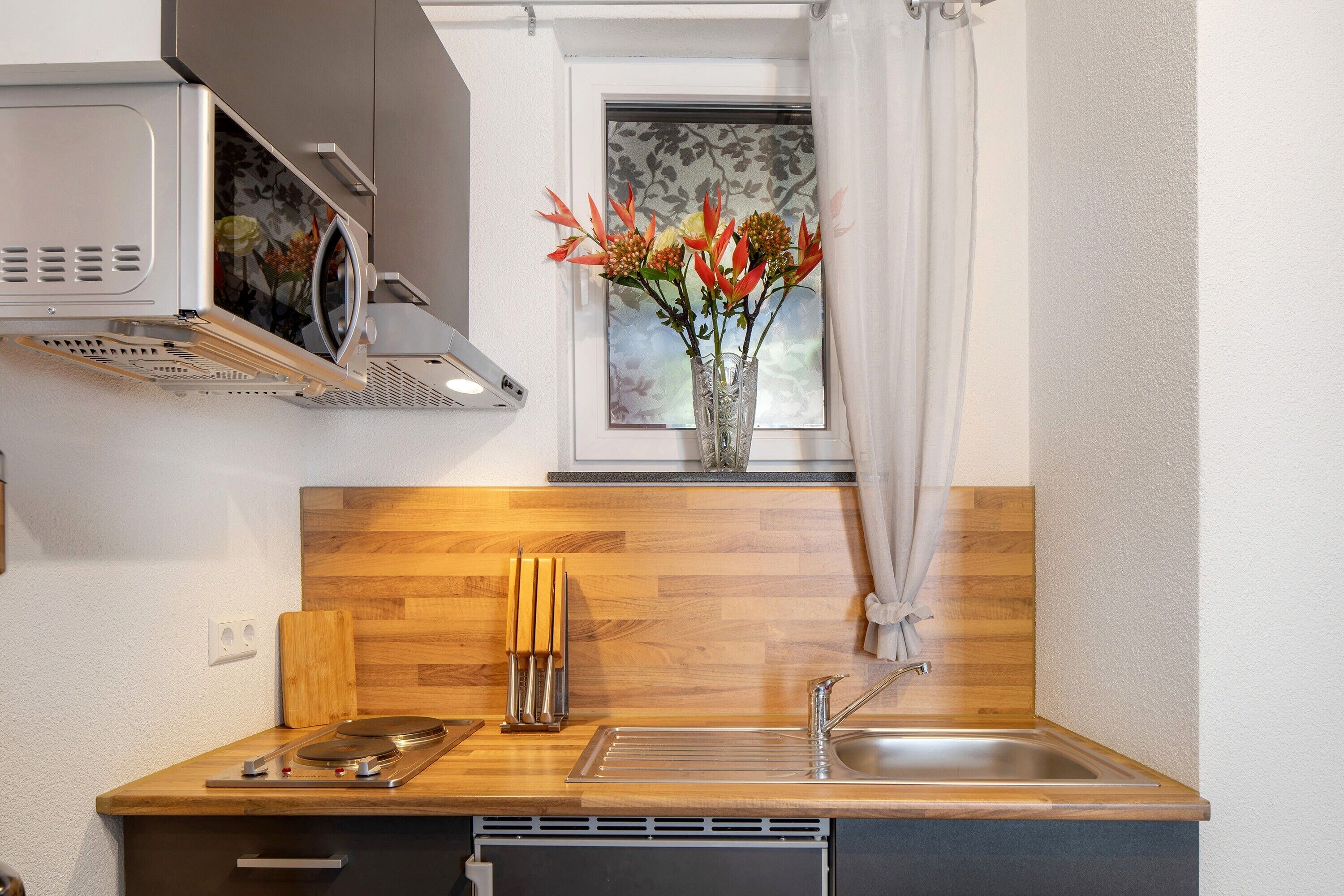 Kühlschrank, Mikrowelle, Herdplatte, Wasserkocher mit Kaffee-/Teezubehör