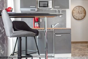 Kjøleskap, mikrobølgeovn, kokeplater og kaffetrakter/tekoker