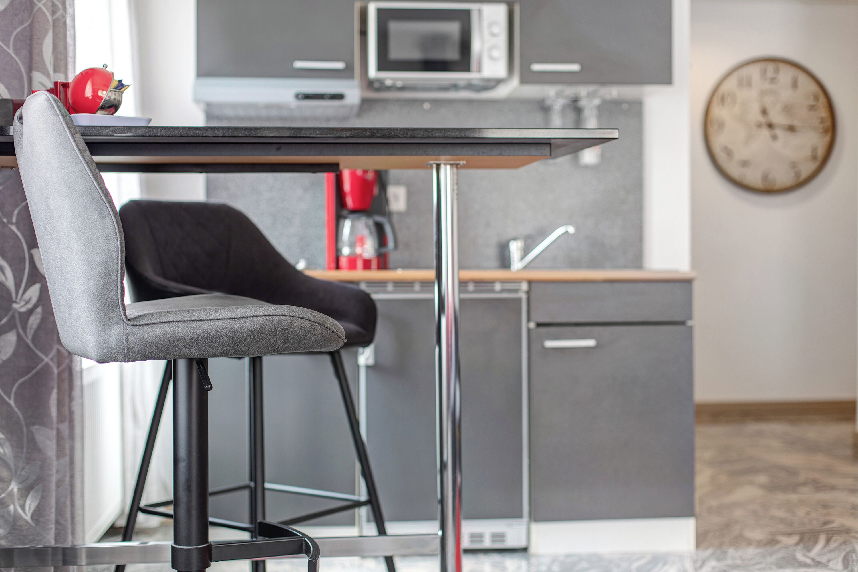 Réfrigérateur, micro-ondes, plaque de cuisson, cafetière/bouilloire