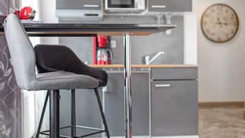 Kühlschrank, Mikrowelle, Herdplatte, Wasserkocher mit Kaffee-/Teezubehör