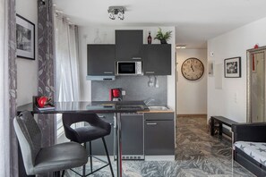 Kjøleskap, mikrobølgeovn, kokeplater og kaffetrakter/tekoker