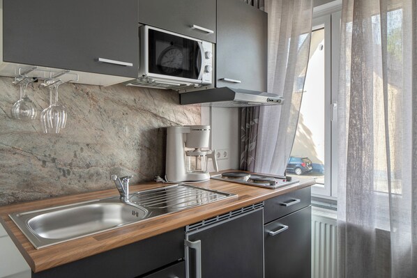 Réfrigérateur, micro-ondes, plaque de cuisson, cafetière/bouilloire
