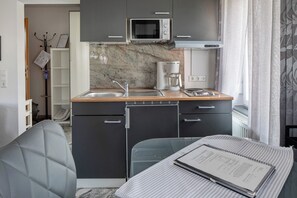Réfrigérateur, micro-ondes, plaque de cuisson, cafetière/bouilloire